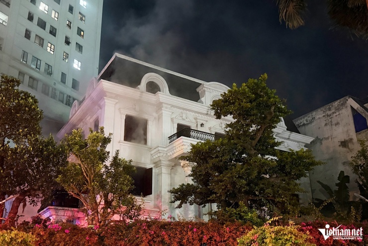Cháy biệt thự ở Hà Nội