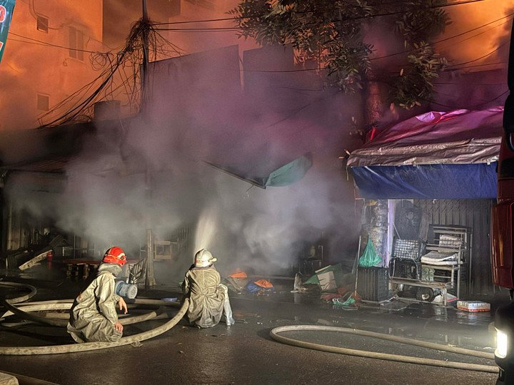 Cháy chợ ở Hà Nội, nhiều hộ dân phải sơ tán trong đêm