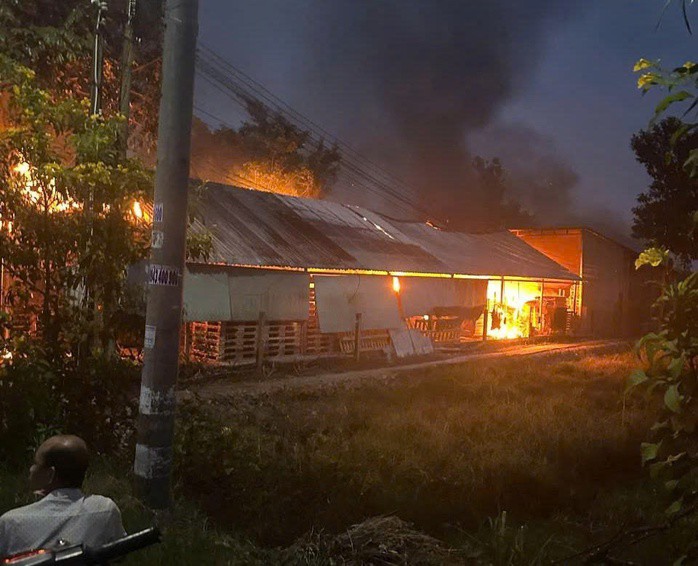 Cục sạc dự phòng điện thoại gây cháy đỏ rực xưởng gỗ, thiệt hại lớn