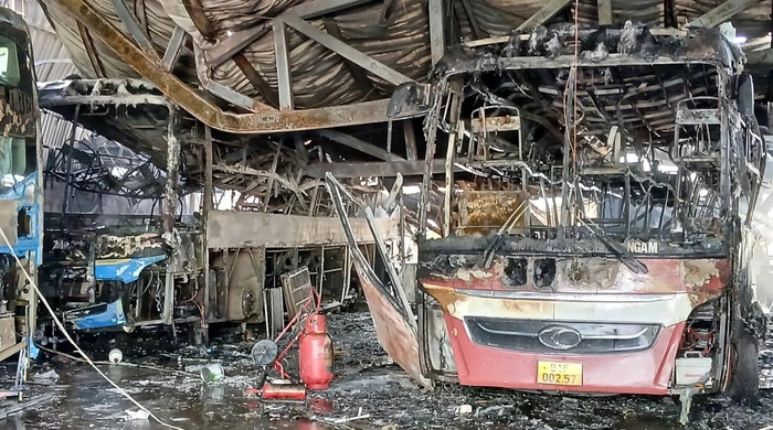 Cháy lớn tại ga-ra ô tô ở Gia Lai, hai xe khách bị thiêu rụi.