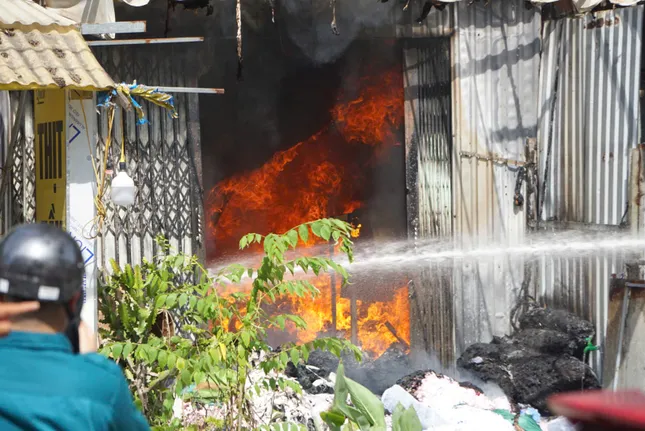 Cháy cửa hàng quần áo lúc nửa đêm ở Nghệ An.