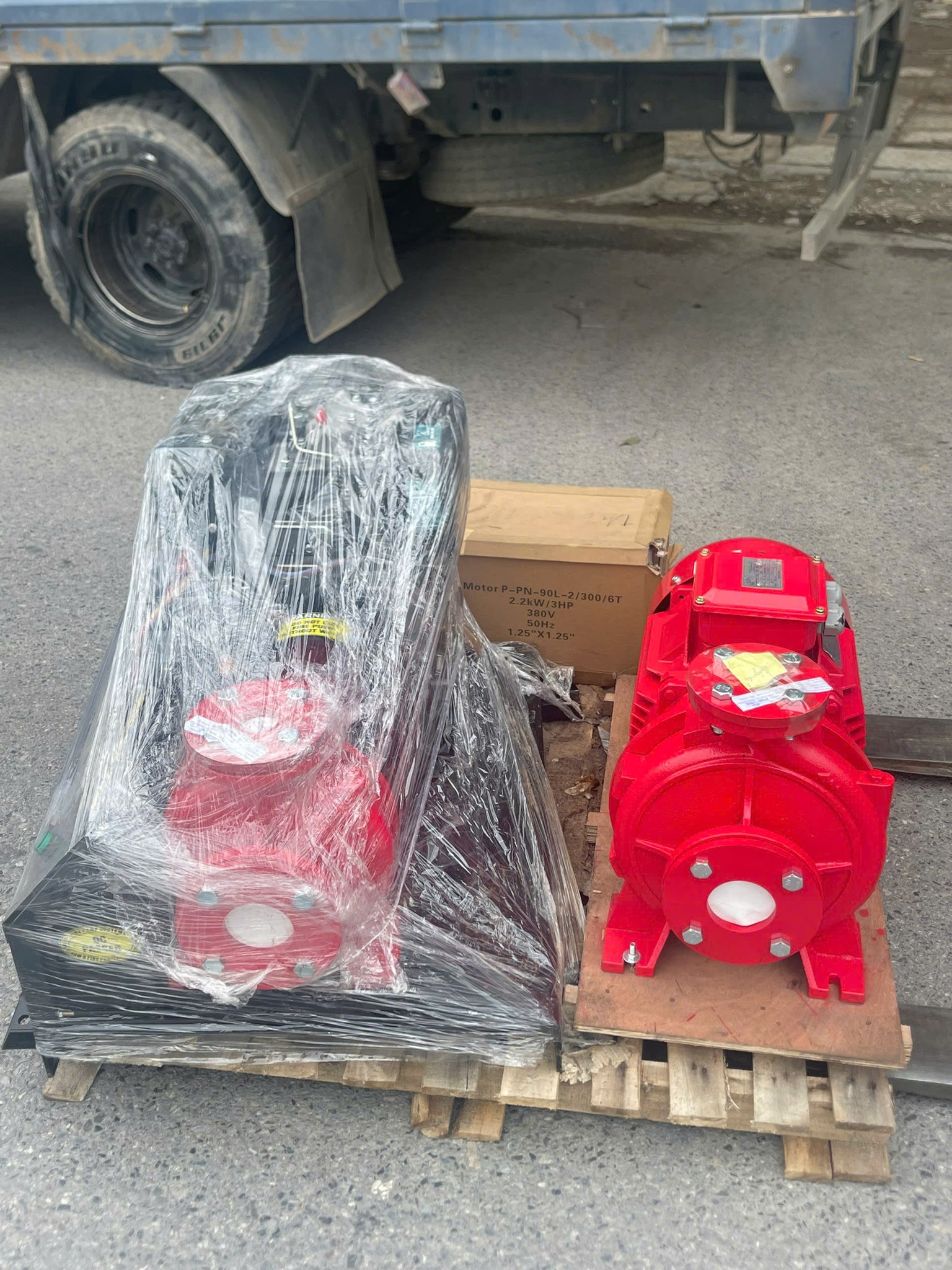 Cần trang bị những phương tiện nào kèm theo máy bơm cứu hỏa để chữa cháy tại chỗ?