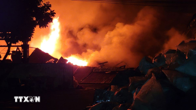 Hưng Yên: Cháy lớn hàng nghìn mét vuông tại xưởng gỗ và tái chế nhựa