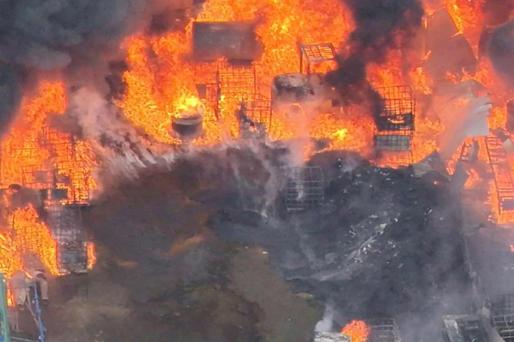 Cháy lớn gần Bệnh viện Nhi Trung ương, nhiều xe cứu hỏa được huy động