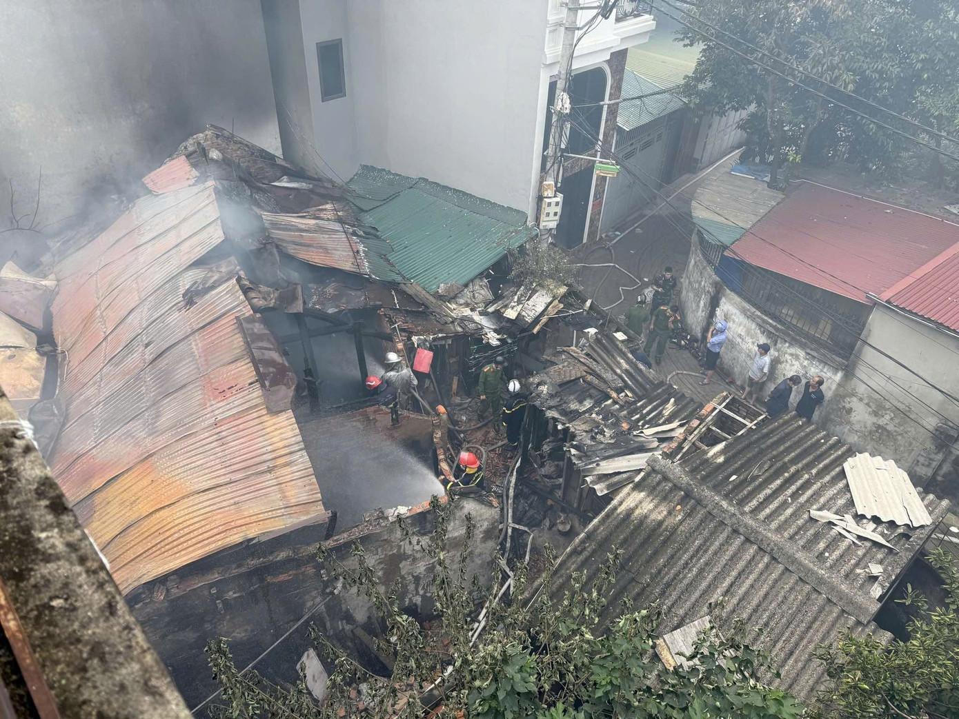 Hà Nội: Cháy lớn tại căn hộ tầng 5 ở khu tập thể Phạm Ngọc Thạch