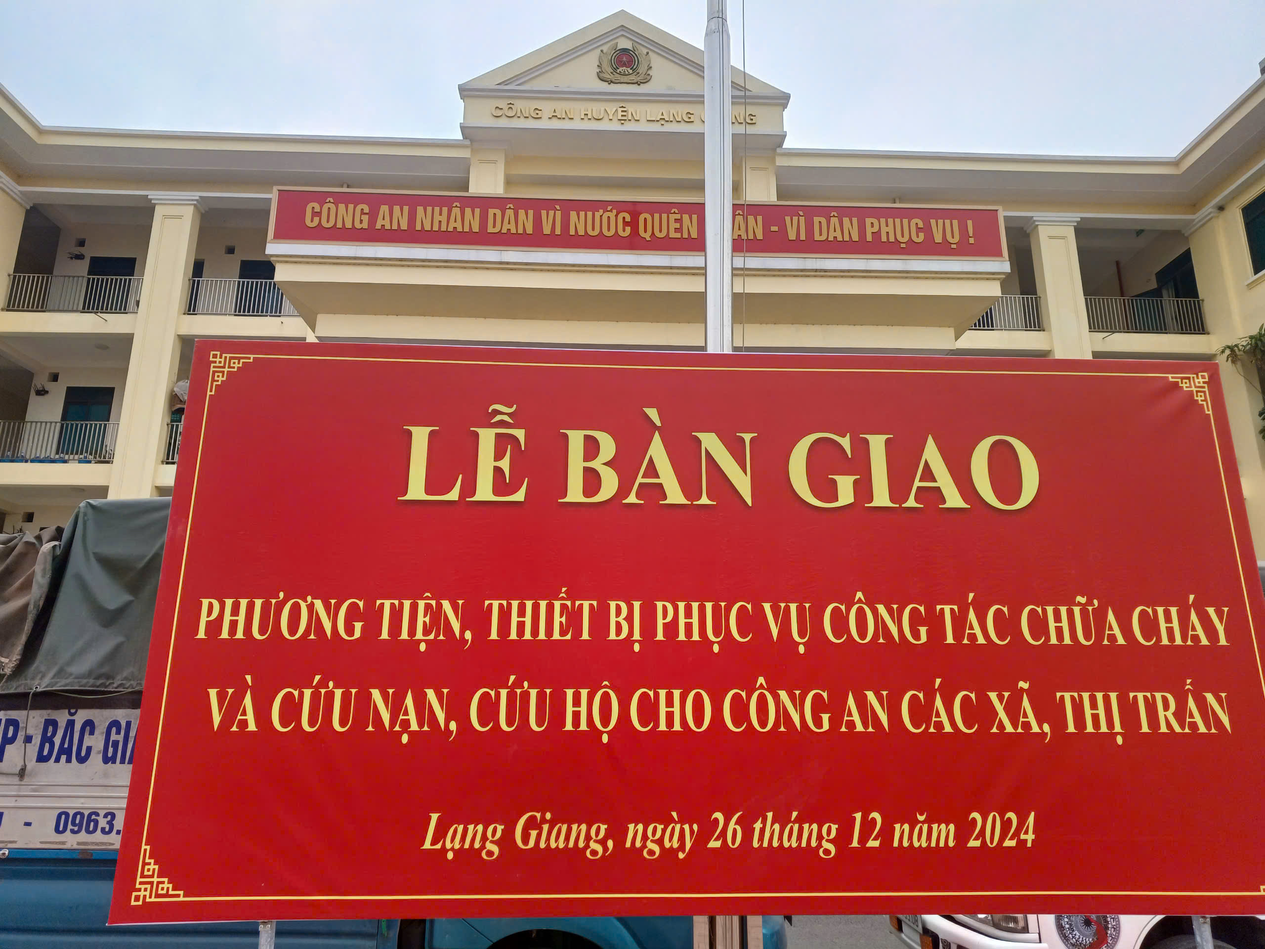 LỄ BÀN GIAO PHƯƠNG TIỆN, THIẾT BỊ PHỤC VỤ CÔNG TÁC CHỮA CHÁY VÀ CỨU NẠN, CỨU HỘ CHO CÔNG AN CÁC XÃ, THỊ TRẤN Lạng Giang, ngày 26 tháng 12 năm 2024